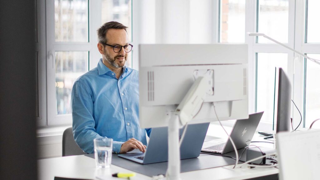 Philipp Nägele schaut konzentriert in den Computer.