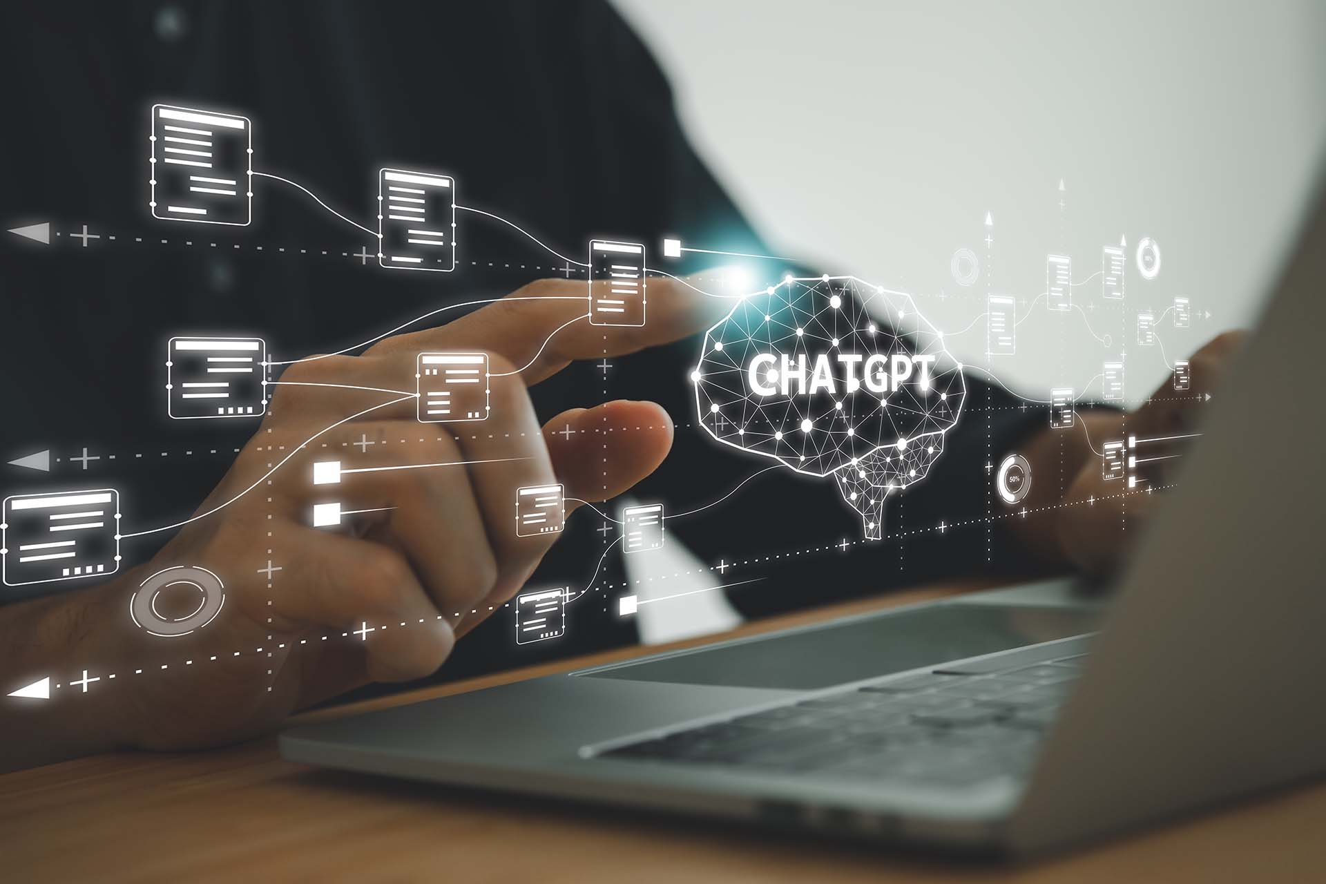Laptop-Nutzung mit ChatGPT-Gehirn-Icon und verknüpften Daten-Dokumenten.