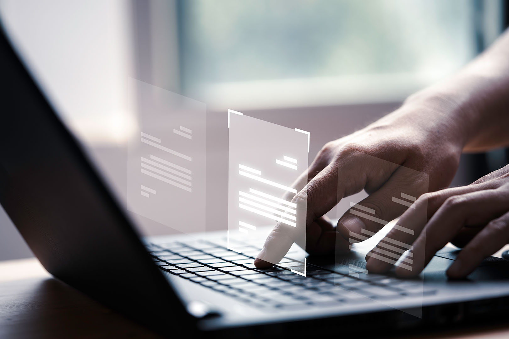 Eine Konzeptdarstellung von digitalem Dokumentenmanagement: Ein Nutzer bedient einen Laptop, während virtuelle Versionen von Dokumenten über der Tastatur schweben.